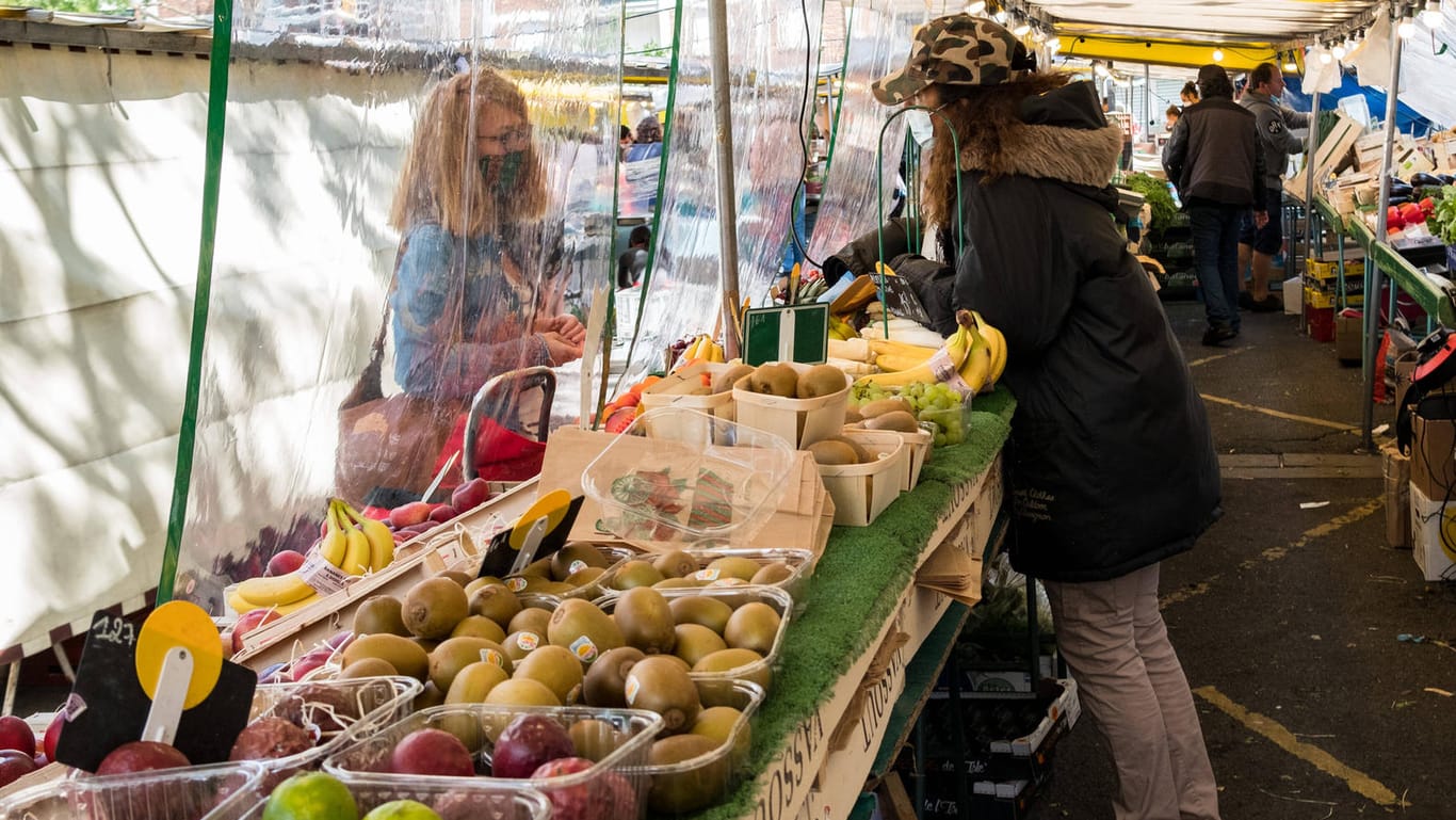 Ein Obst- und Gemüsestand auf einem Markt: Besonders Obst und Gemüse ist teurer geworden.