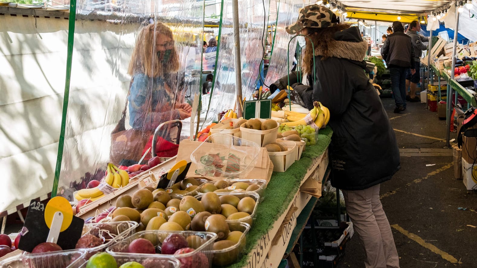 Ein Obst- und Gemüsestand auf einem Markt: Besonders Obst und Gemüse ist teurer geworden. Ein Obst- und Gemüsestand auf einem Markt: Besonders Obst und Gemüse ist teurer geworden.