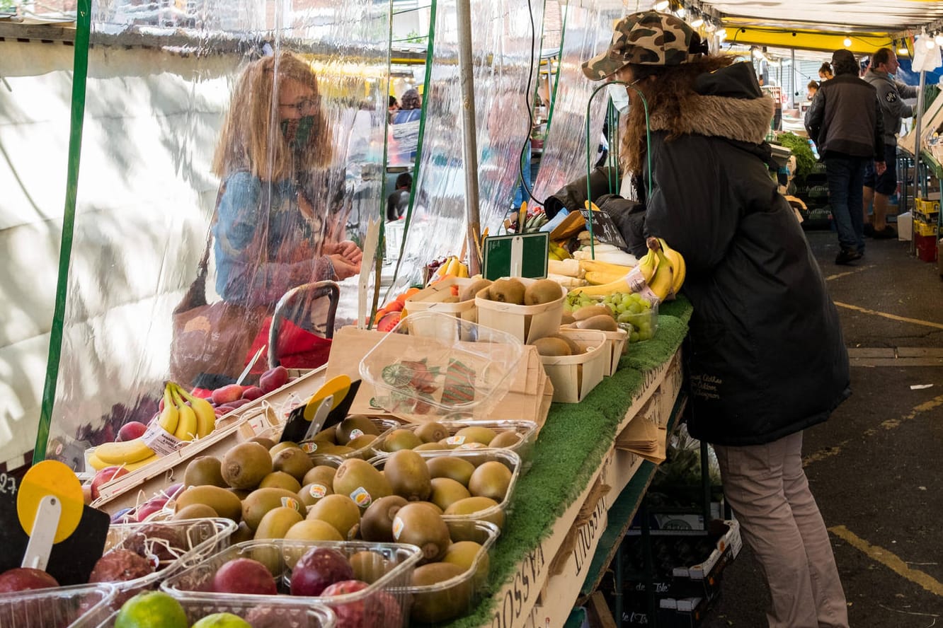 Ein Obst- und Gemüsestand auf einem Markt: Besonders Obst und Gemüse ist teurer geworden. Ein Obst- und Gemüsestand auf einem Markt: Besonders Obst und Gemüse ist teurer geworden.