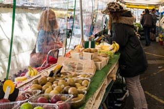 Ein Obst- und Gemüsestand auf einem Markt: Besonders Obst und Gemüse ist teurer geworden.