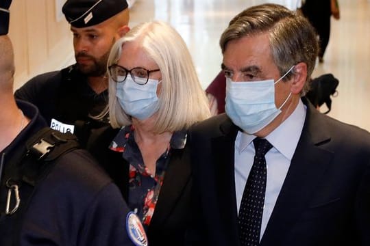 Francois Fillon (r), ehemaliger Premierminister von Frankreich, und seine Frau Penelope Fillon (2.