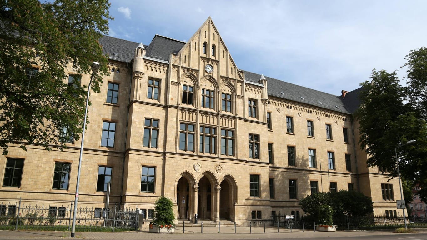 Das Gebäude des Landgerichts am Domplatz in Erfurt: Hier läuft das Verfahren gegen zwei Polizisten wegen der mutmaßlichen Vergewaltigung einer Frau.