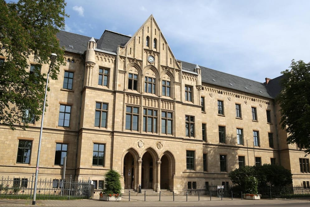Das Gebäude des Landgerichts am Domplatz in Erfurt: Hier läuft das Verfahren gegen zwei Polizisten wegen der mutmaßlichen Vergewaltigung einer Frau.