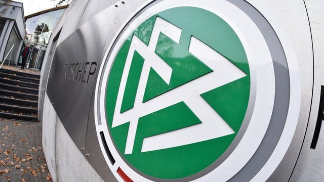 Das Logo des Deutschen Fußball-Bundes (DFB) vor der Zentrale in Frankfurt am Main (Hessen). Das Logo des Deutschen Fußball-Bundes (DFB) vor der Zentrale in Frankfurt am Main (Hessen).