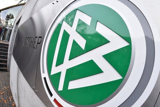 Das Logo des Deutschen Fußball-Bundes (DFB) vor der Zentrale in Frankfurt am Main (Hessen).