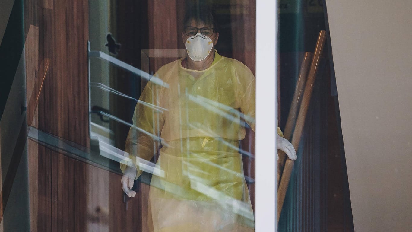 Eine Pflegerin in Uttendorf (Österreich) mit Schutzkleidung: Corona-Ausbrüche in Altenheimen sind weltweit ein Problem.