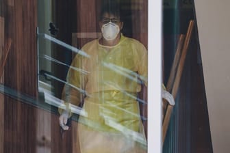 Eine Pflegerin in Uttendorf (Österreich) mit Schutzkleidung: Corona-Ausbrüche in Altenheimen sind weltweit ein Problem.