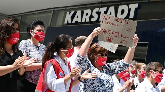 Karstadt-Mitarbeiterinnen halten Schilder hoch: In Frankfurt gingen Menschen gegen die geplante Schließung ihrer Filiale auf die Straße. Karstadt-Mitarbeiterinnen halten Schilder hoch: In Frankfurt gingen Menschen gegen die geplante Schließung ihrer Filiale auf die Straße.