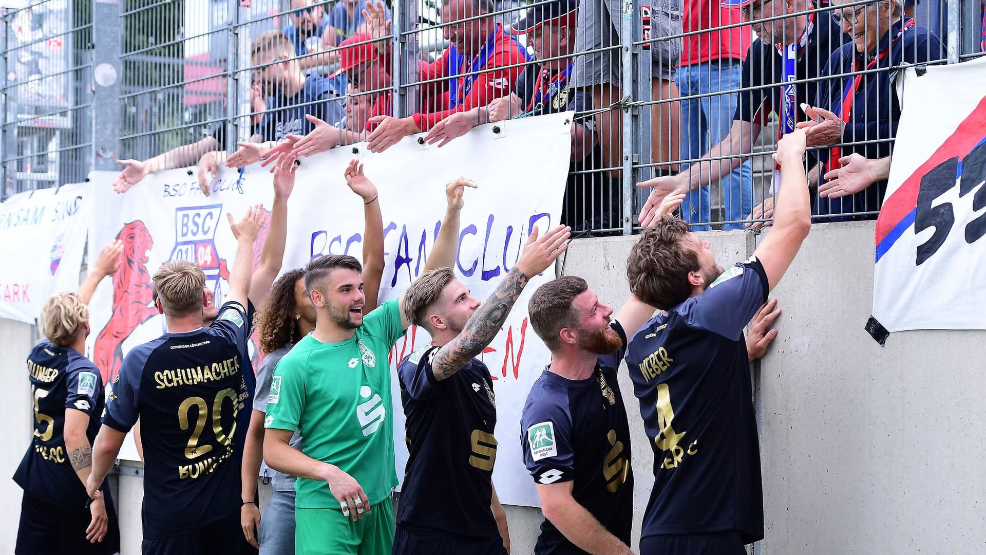 Spieler vom Bonner SC bedanken sich bei ihren Fans: Für die kommende Saison der Regionalliga West hat der rheinische Klub das Go bekommen.