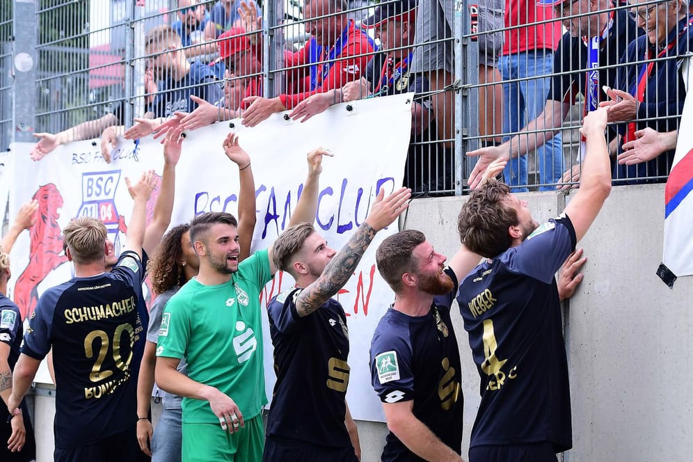 Spieler vom Bonner SC bedanken sich bei ihren Fans: Für die kommende Saison der Regionalliga West hat der rheinische Klub das Go bekommen.