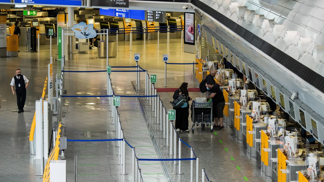 Flughafen Frankfurt: Die sonst so prall gefüllte Abfertigungshalle bleibt seit Monaten weitestgehend leer.