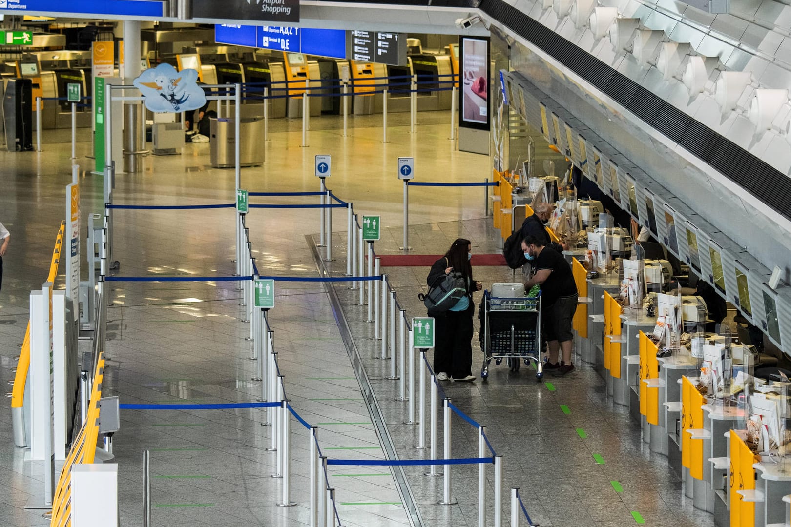 Flughafen Frankfurt: Die sonst so prall gefüllte Abfertigungshalle bleibt seit Monaten weitestgehend leer.