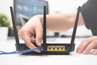 Ein Router (Symbolbild): Das Fachportal "connect" hat in seinem Festnetztest 2020 die Leistung verschiedener Anbieter untersucht.