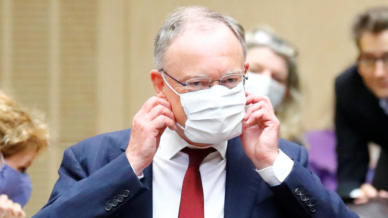 Stephan Weil: Für ein Foto im Bundesrat holten er und die stellvertretende saarländische Ministerpräsidentin Anke Rehlinger Mund-Nasen-Schutz hervor. Stephan Weil: Für ein Foto im Bundesrat holten er und die stellvertretende saarländische Ministerpräsidentin Anke Rehlinger Mund-Nasen-Schutz hervor.