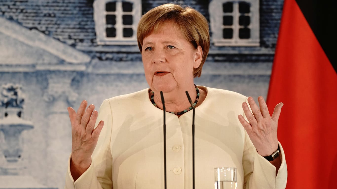 Bundeskanzlerin Angela Merkel: Zum Einkaufen trägt sie eine Maske.
