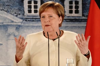 Bundeskanzlerin Angela Merkel: Zum Einkaufen trägt sie eine Maske.