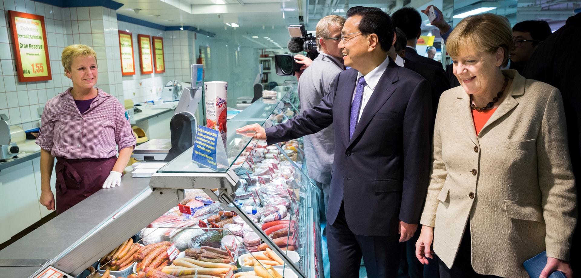 Merkels Supermarkt: 2014 nahm sie Chinas Premier Li Keqiang mit zum Einkaufen (Archivfoto). Hier trage sie jetzt auch eine Maske, erklärte sie am Montag.