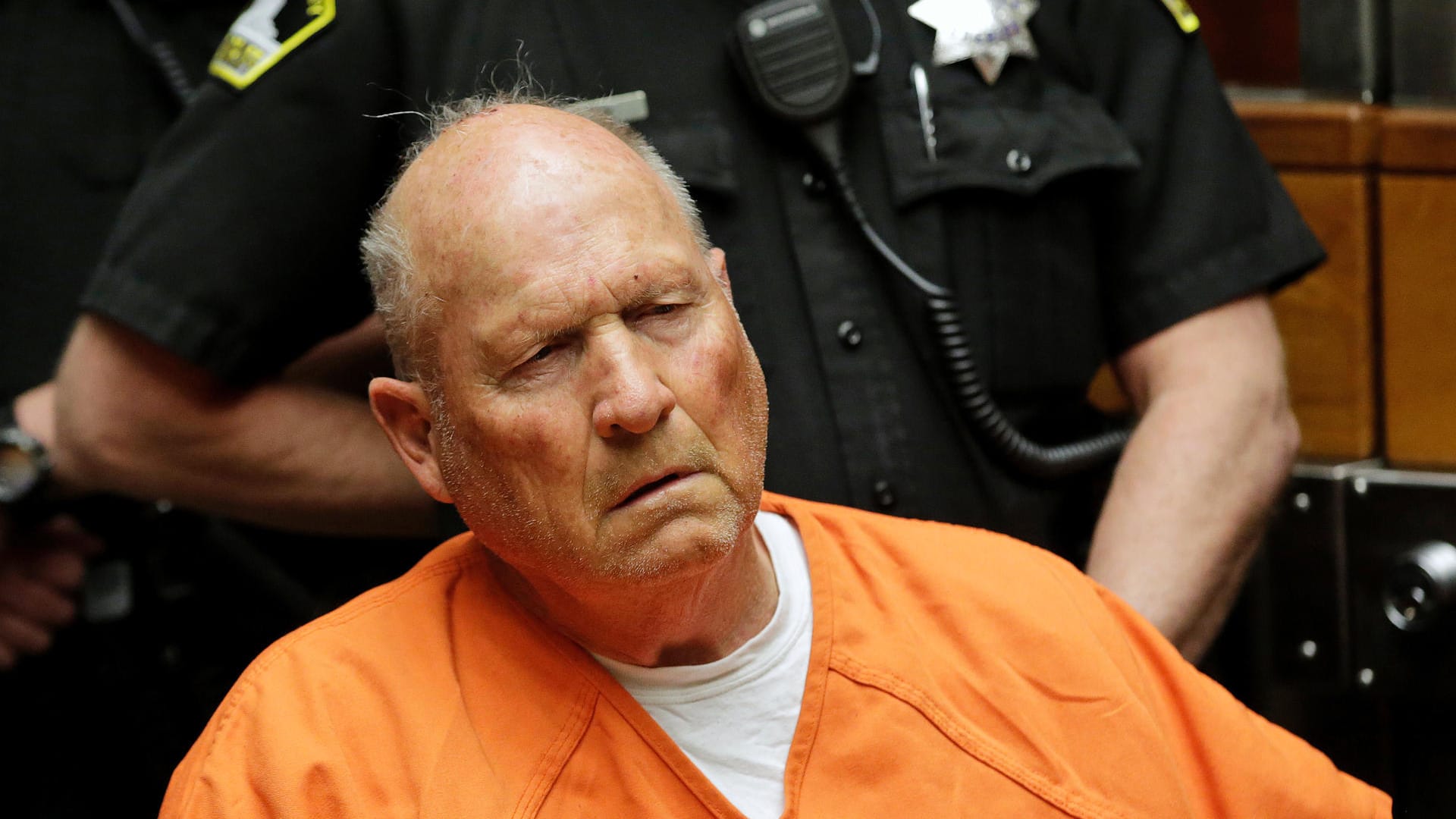 Joseph James DeAngelo, bekannt unter dem Namen "Golden State Killer", sitzt vor dem obersten Gericht des Bezirks Sacramento: Vier Jahrzehnte nach Beginn einer Mord- und Vergewaltigungsserie in Kalifornien hat ein 74-jähriger Mann seine Schuld eingeräumt.