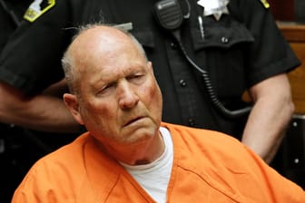 Joseph James DeAngelo, bekannt unter dem Namen "Golden State Killer", sitzt vor dem obersten Gericht des Bezirks Sacramento: Vier Jahrzehnte nach Beginn einer Mord- und Vergewaltigungsserie in Kalifornien hat ein 74-jähriger Mann seine Schuld eingeräumt.