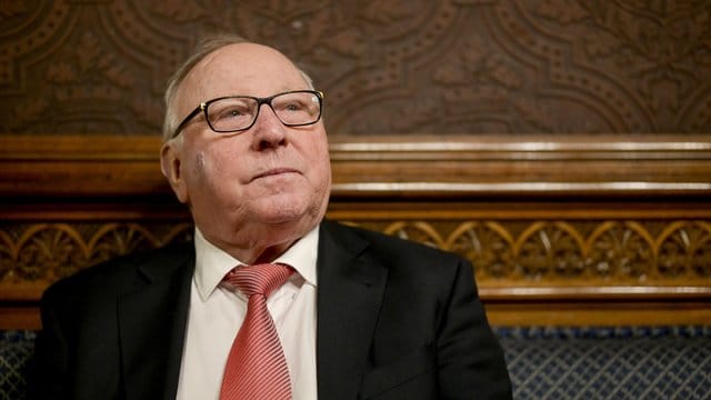 Uwe Seeler ärgert sich über den verpassten Aufstieg des Hamburger SV. Uwe Seeler ärgert sich über den verpassten Aufstieg des Hamburger SV.