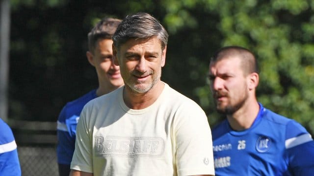 Oliver Kreuzer, Sportdirektor des Karlsruher SC, im Mai bei einem Mannschaftstraining. Oliver Kreuzer, Sportdirektor des Karlsruher SC, im Mai bei einem Mannschaftstraining.