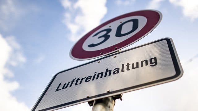 Die Vorteile von Tempo 30 (Symbolbild): Die Luft bleibt rein, der Lärmpegel sinkt. Die Vorteile von Tempo 30 (Symbolbild): Die Luft bleibt rein, der Lärmpegel sinkt.