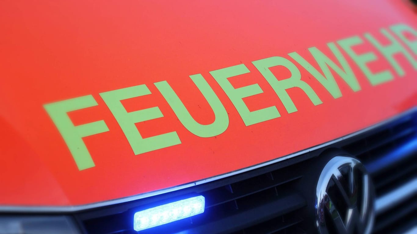 Das Wort "Feuerwehr" steht auf einem Einsatzwagen (Symbolbild): In Düsseldorf hat am frühen Dienstagmorgen ein Dachstuhl gebrannt.