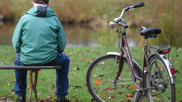 Nach jahrelangen Rentensteigerungen könnte die übliche Erhöhung der Altersbezüge im kommenden Jahr im Westen Deutschlands ausfallen. Nach jahrelangen Rentensteigerungen könnte die übliche Erhöhung der Altersbezüge im kommenden Jahr im Westen Deutschlands ausfallen.