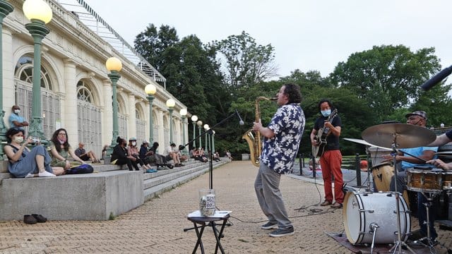 Musiker spielen an den Stufen von Brooklyns Wahrzeichen, dem Bootshaus Prospect Park. Musiker spielen an den Stufen von Brooklyns Wahrzeichen, dem Bootshaus Prospect Park.