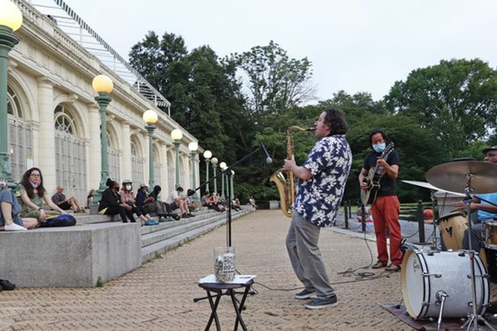 Musiker spielen an den Stufen von Brooklyns Wahrzeichen, dem Bootshaus Prospect Park.