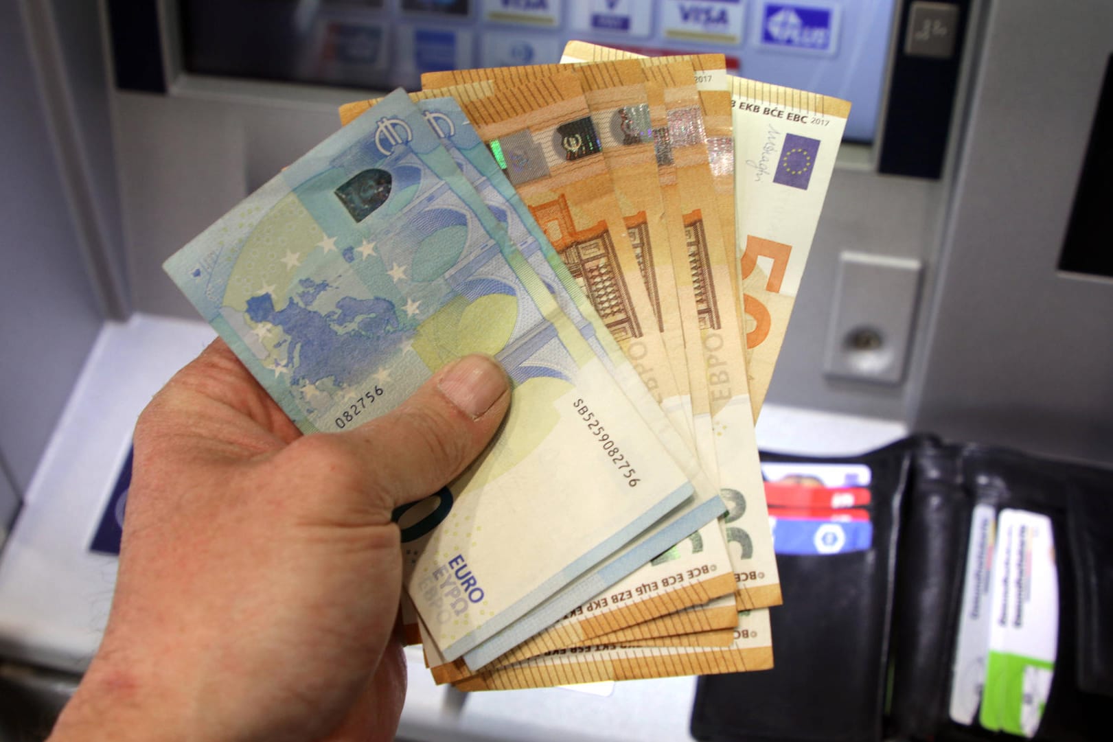 Geld abheben am Automaten: Der Bundesgerichtshof hat sein Urteil über die Kosten des Basiskontos gefällt. Geld abheben am Automaten: Der Bundesgerichtshof hat sein Urteil über die Kosten des Basiskontos gefällt.