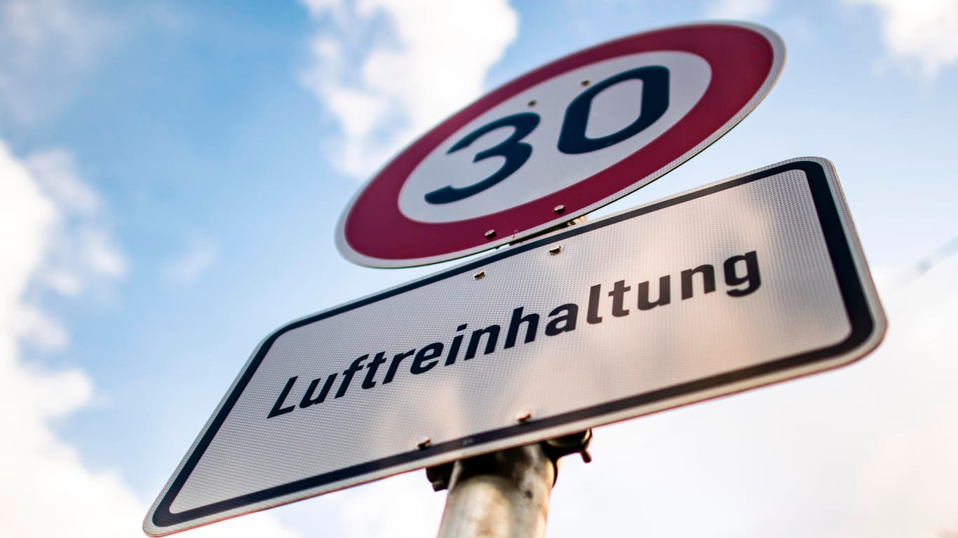 Tempo 30: In einer Stadt gilt ab 1. Juli die zulässige Höchstgeschwindigkeit 30.
