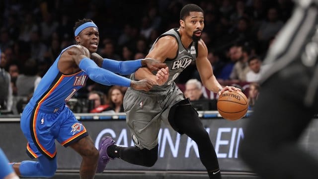 Spencer Dinwiddie (r) von den Brooklyn Nets im Duell mit Dennis Schröder.