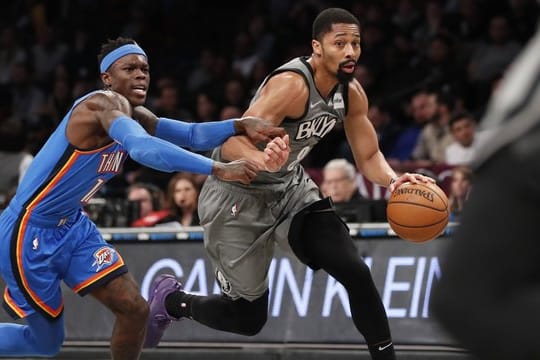 Spencer Dinwiddie (r) von den Brooklyn Nets im Duell mit Dennis Schröder.