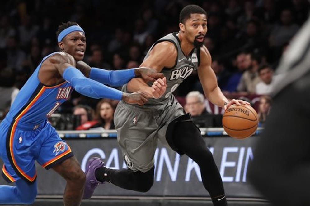 Spencer Dinwiddie (r) von den Brooklyn Nets im Duell mit Dennis Schröder.