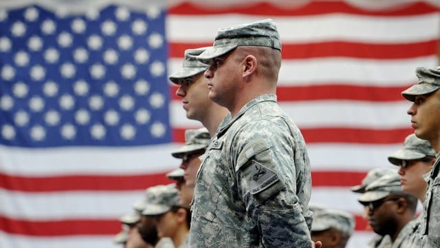 US-Soldaten stehen nach ihrer Ankunft auf der US-Airbase in Wiesbaden-Erbenheim.