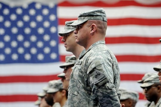 US-Soldaten stehen nach ihrer Ankunft auf der US-Airbase in Wiesbaden-Erbenheim.