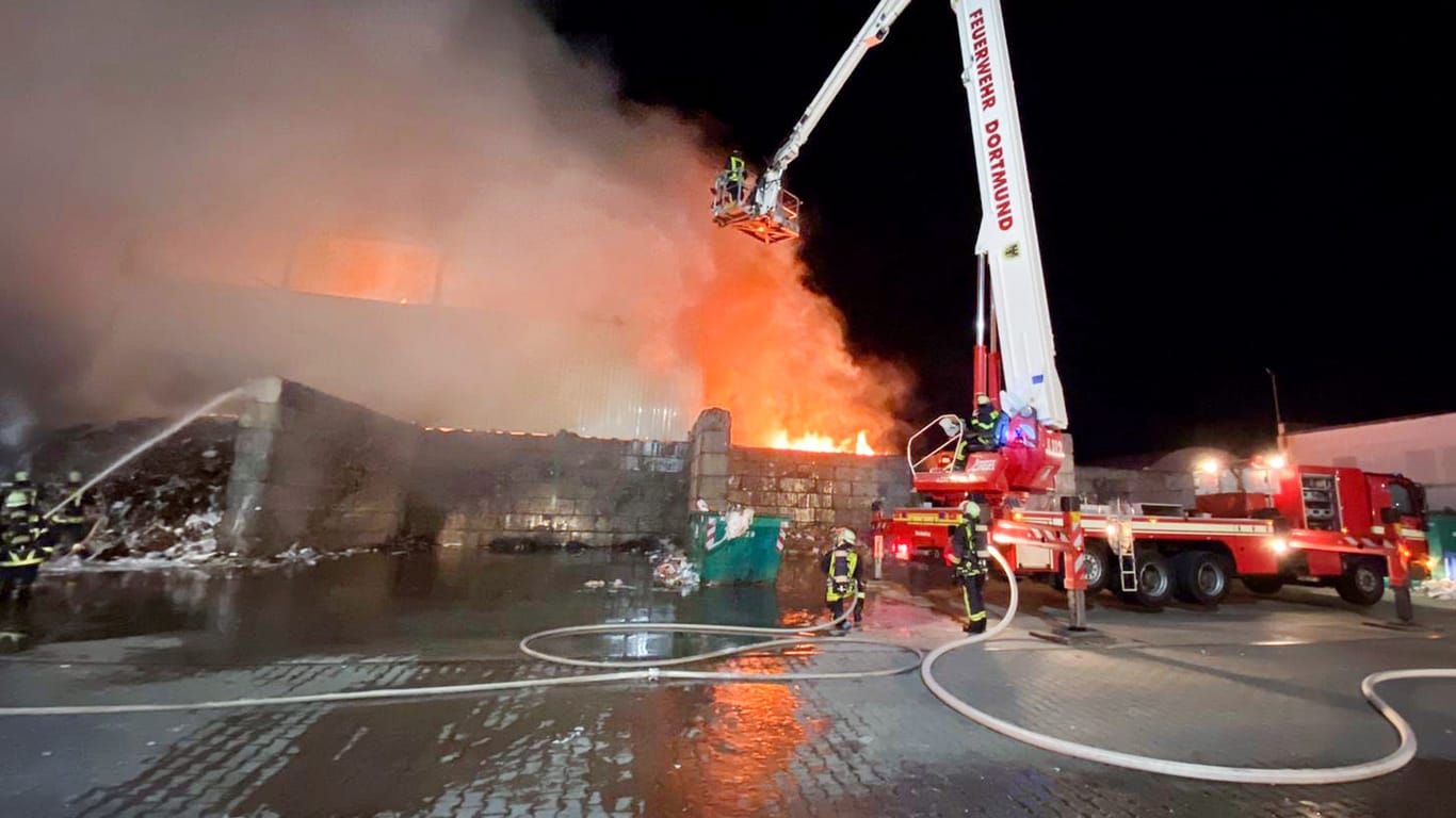 Die Feuerwehr Dortmund im Einsatz bei einem Recyclingbetrieb am Hafen: In erster Linie habe hier Papier gebrannt.