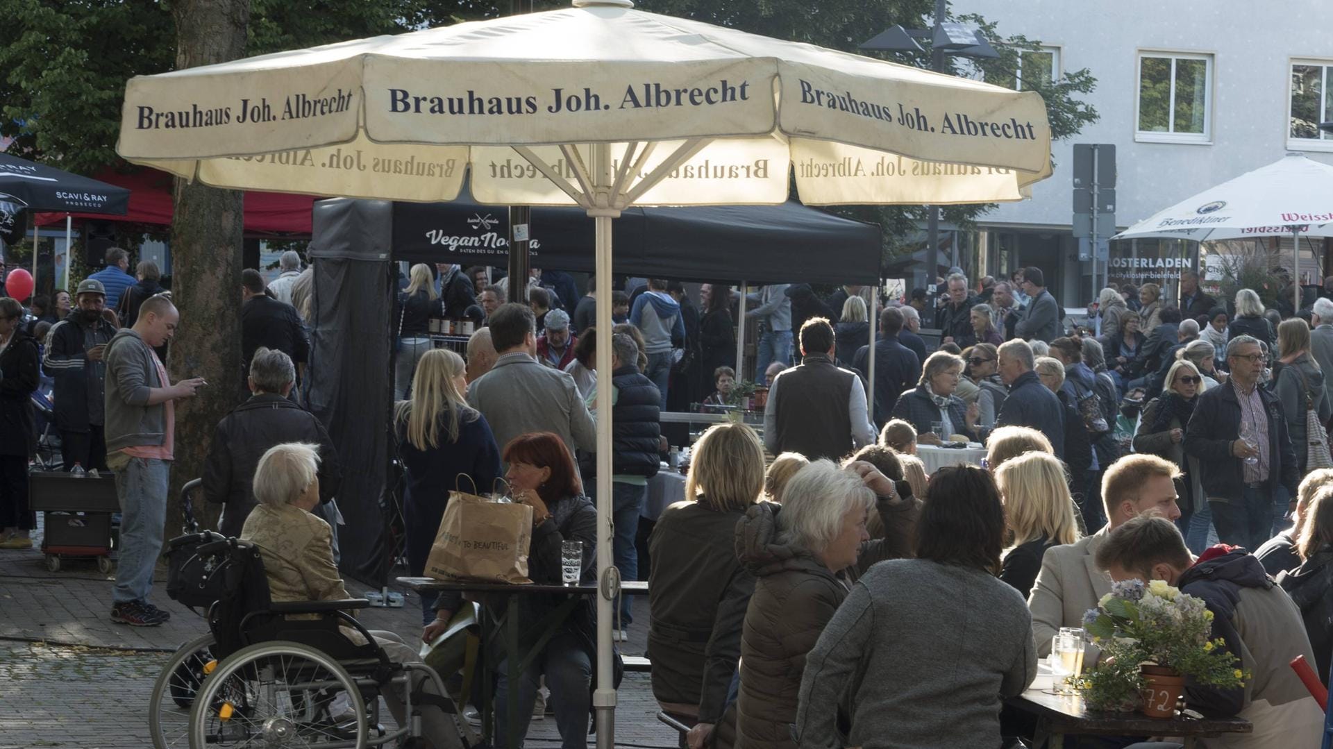 Der Klosterplatz beim Abendmarkt (Archivbild): Wegen Corona wird es dieses Bild diesen Sommer in der Bielefelder Altstadt nicht geben. Der Klosterplatz beim Abendmarkt (Archivbild): Wegen Corona wird es dieses Bild diesen Sommer in der Bielefelder Altstadt nicht geben.