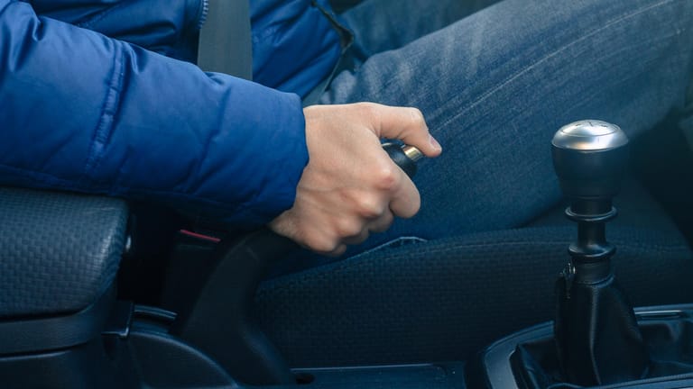 Handbremse: Autofahrer müssen ihr Auto gut sichern, wenn sie es am Straßenrand parken.