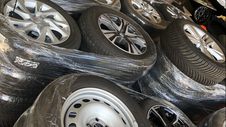 Dutzende Reifensätze in einer Garage in Essen: Beamte stellten das Diebesgut sicher.