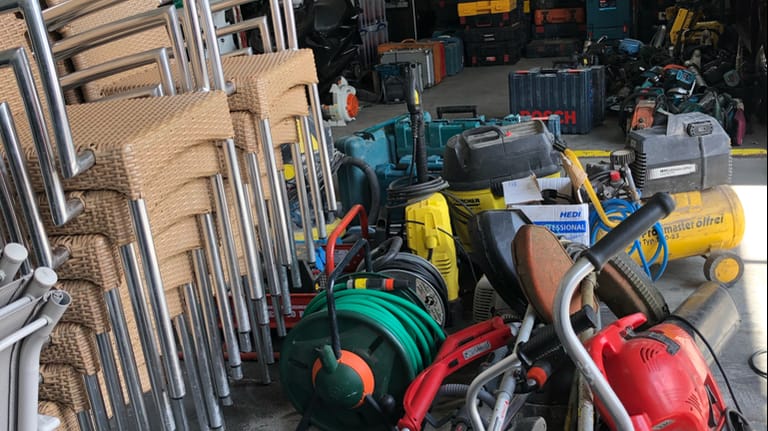 Gestohlene Gartenmöbel und hochwertige Werkzeuge in einer Garage: Zwei mutmaßliche Diebe wurden bereits festgenommen.