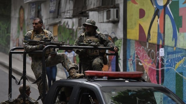 Sicherheitskräfte patrouillieren in der favela Babilonia. Sicherheitskräfte patrouillieren in der favela Babilonia.