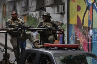 Sicherheitskräfte patrouillieren in der favela Babilonia.