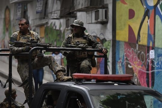 Sicherheitskräfte patrouillieren in der favela Babilonia.