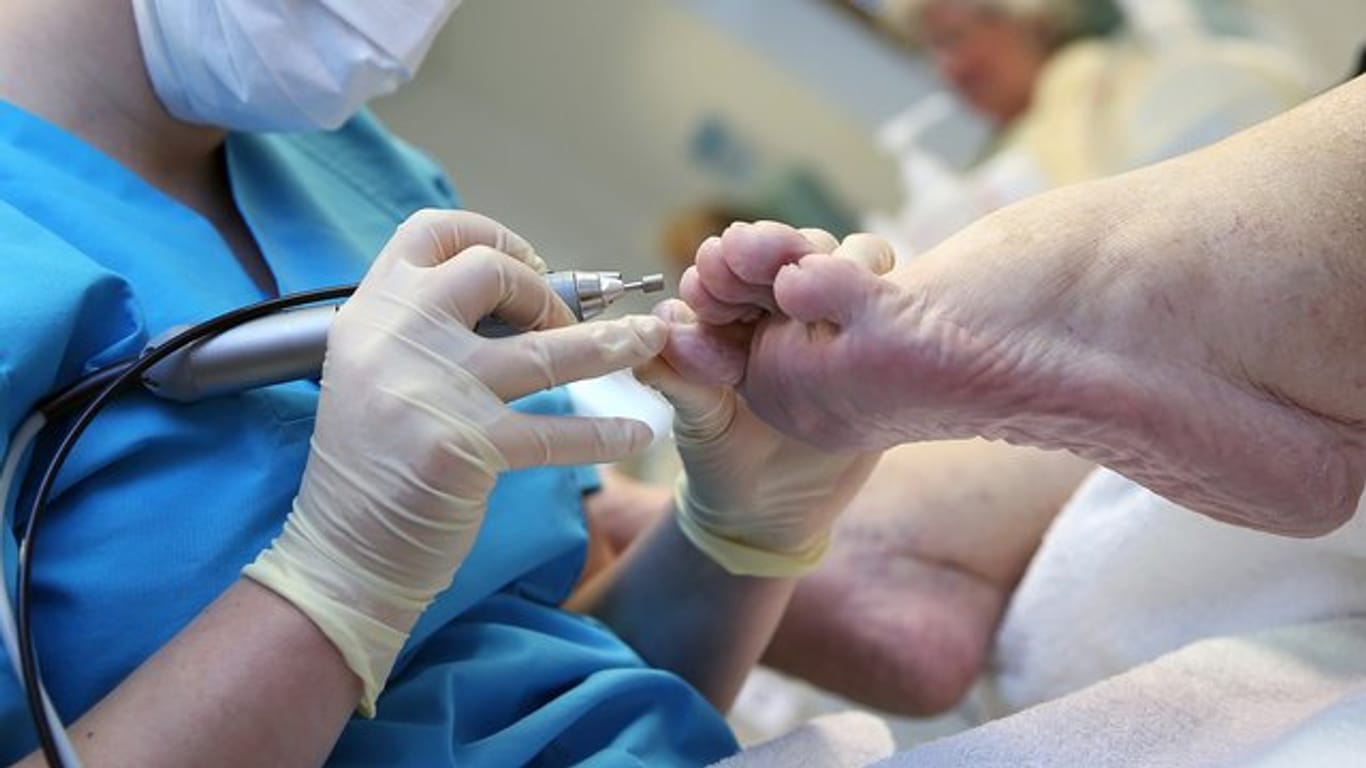 Eine medizinische Fußpflege kann bei Schäden an Haut oder Zehennägeln Entzündungen vorbeugen.
