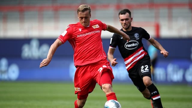 Union-Profi Felix Kroos (l) drückt Werder die Daumen. Union-Profi Felix Kroos (l) drückt Werder die Daumen.