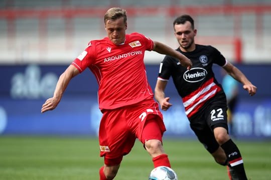 Union-Profi Felix Kroos (l) drückt Werder die Daumen.