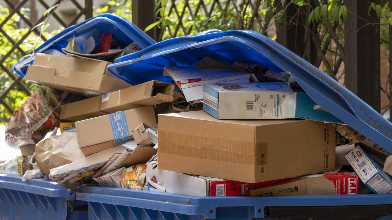 Übervolle Mülltonne zum Sammeln von Pappe und Papier auf einem Berliner Hinterhof: In der Corona-Krise nahm der Verpackungsmüll zu.