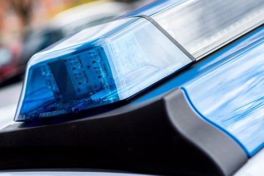 Blaulicht an einem Einsatzwagen der Polizei: Die Mordkommission ermittelt nach einem Leichenfund in Quickborn.